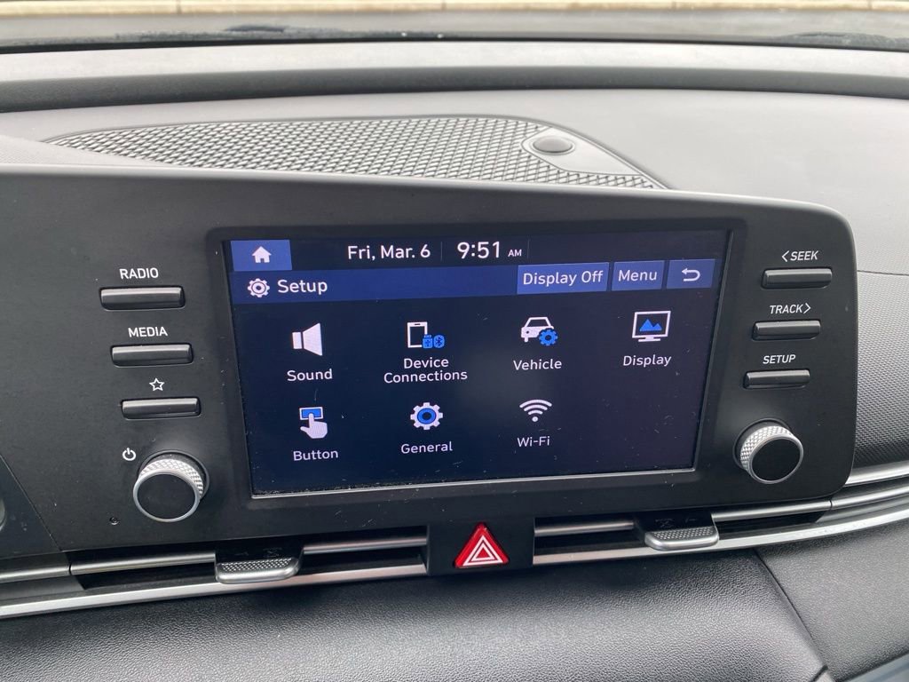 Certified 2021 Hyundai Elantra SE image 17