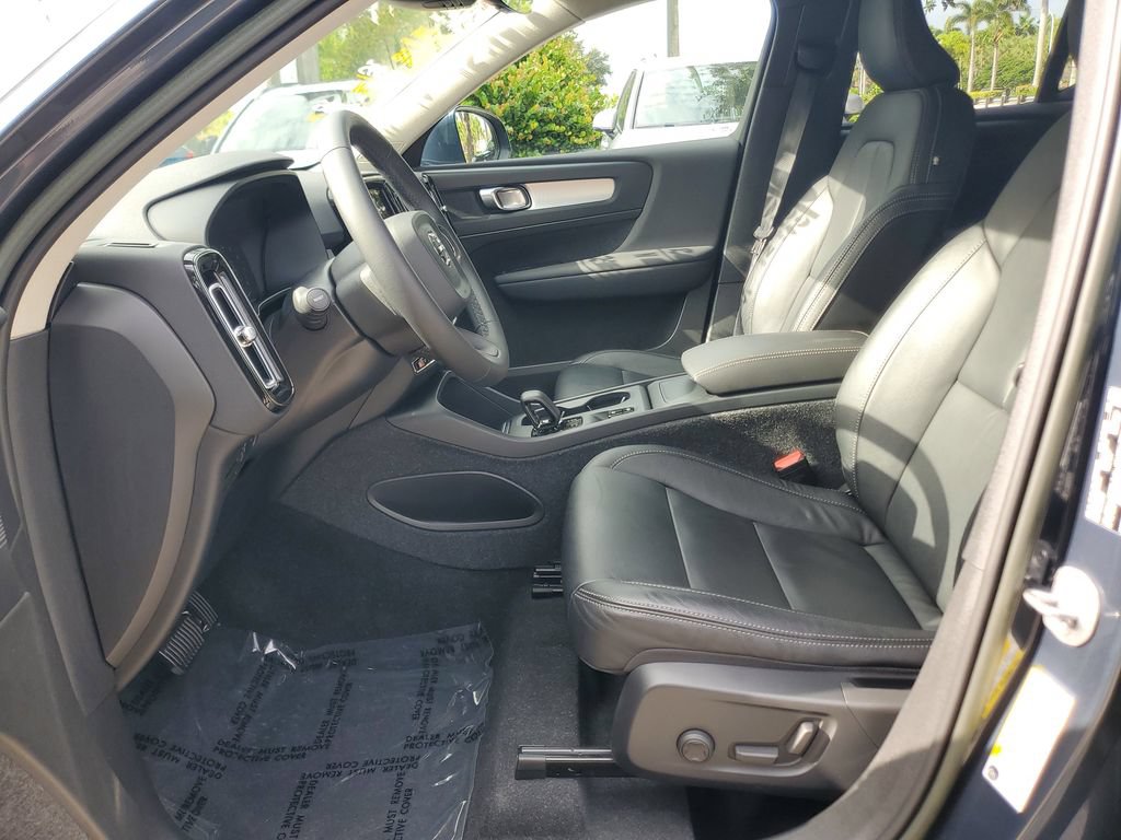 Certified 2022 Volvo XC40 T4 Momentum w/ Premium Package FWD image 18