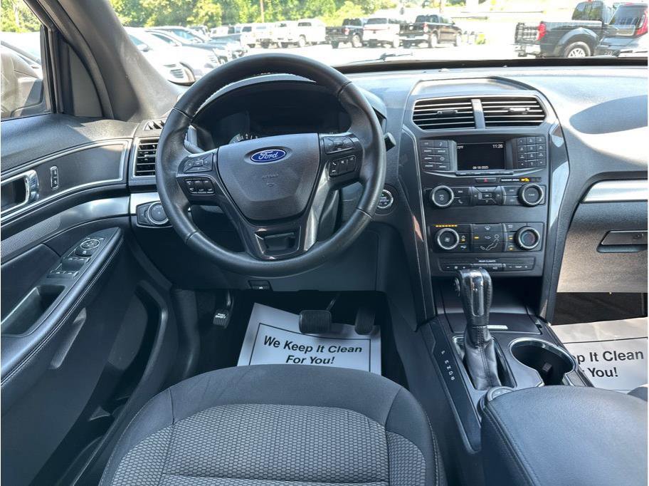 Used 2018 Ford Explorer XLT image 11