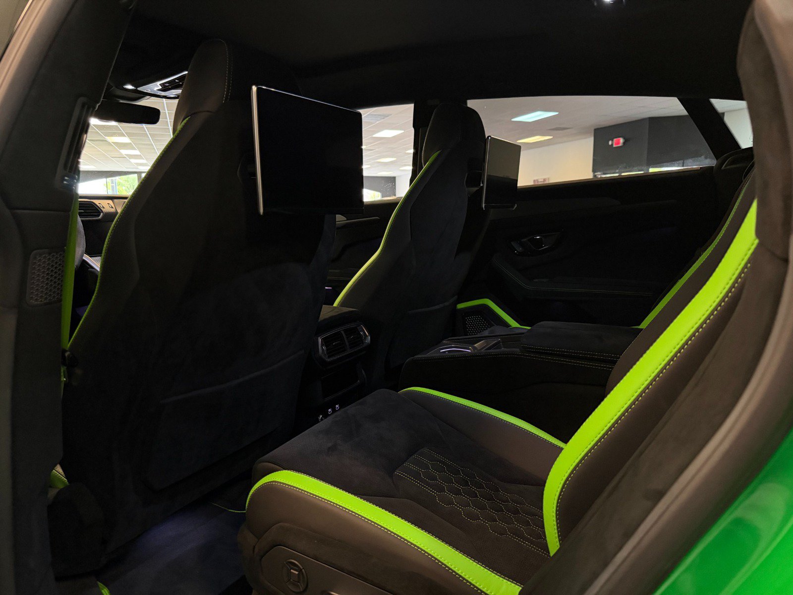 Used 2023 Lamborghini Urus Performante AWD/4WD image 9