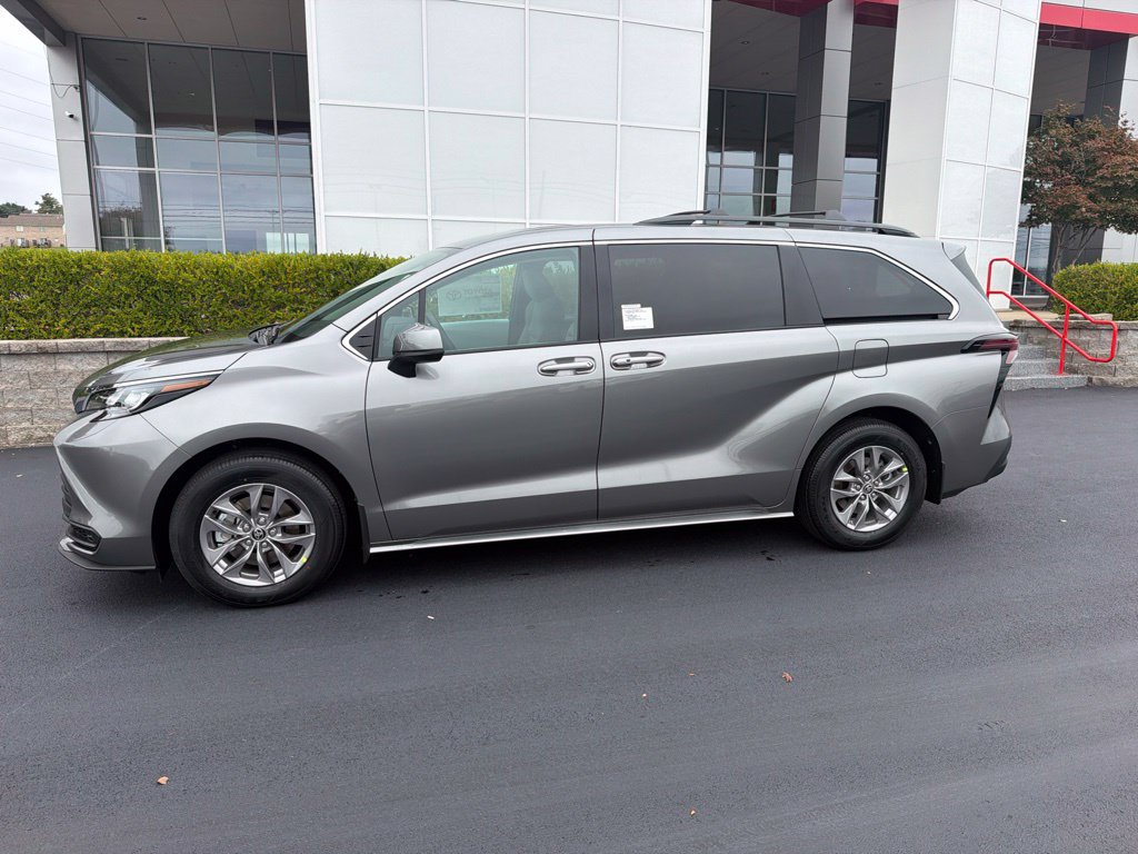 New 2026 Toyota Sienna LE FWD image 2