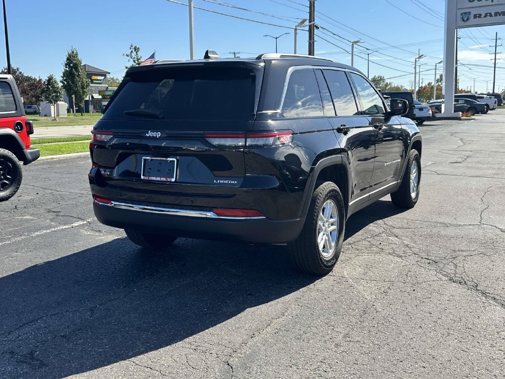 Used 2025 Jeep Grand Cherokee Laredo w/ Luxury Tech Group I AWD/4WD image 4