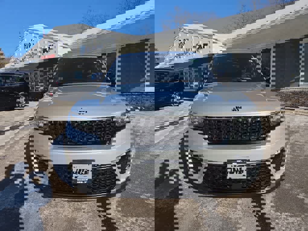 New 2025 Jeep Grand Cherokee Limited w/ Black Appearance Package image 2