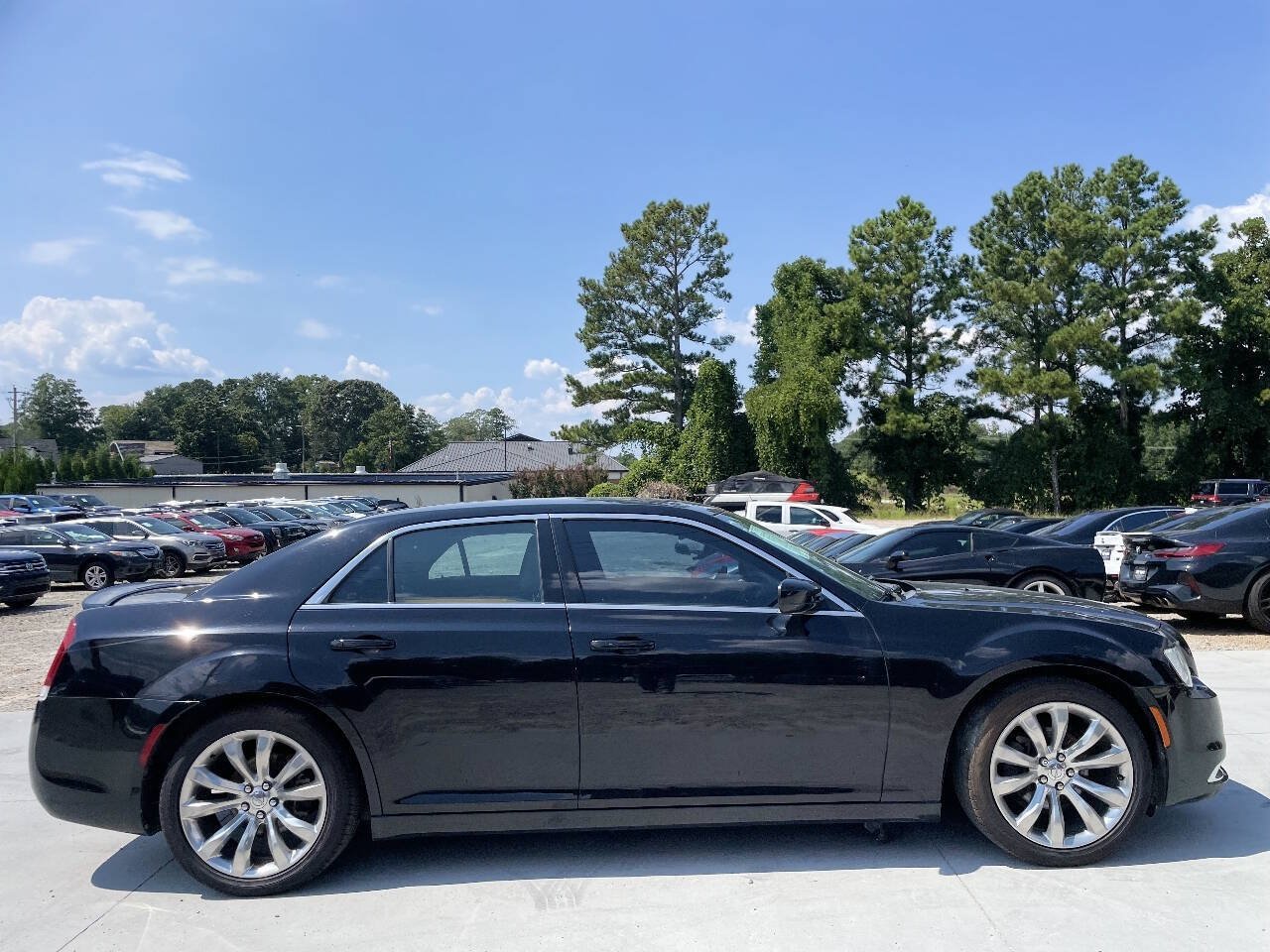 Used 2017 Chrysler 300 Limited RWD image 5