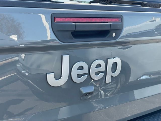 Used 2022 Jeep Gladiator Overland w/ Cold Weather Group AWD/4WD image 23