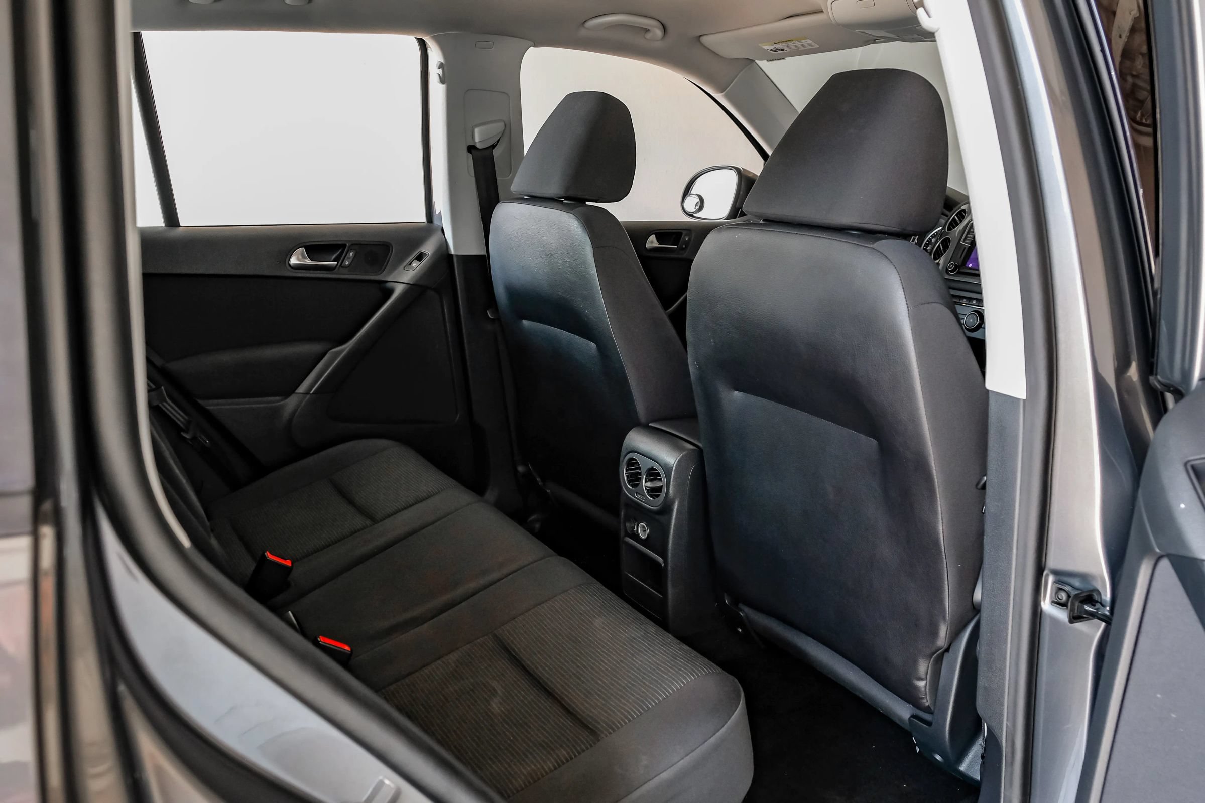 Used 2018 Volkswagen Tiguan Limited w/ Premium Package FWD image 36