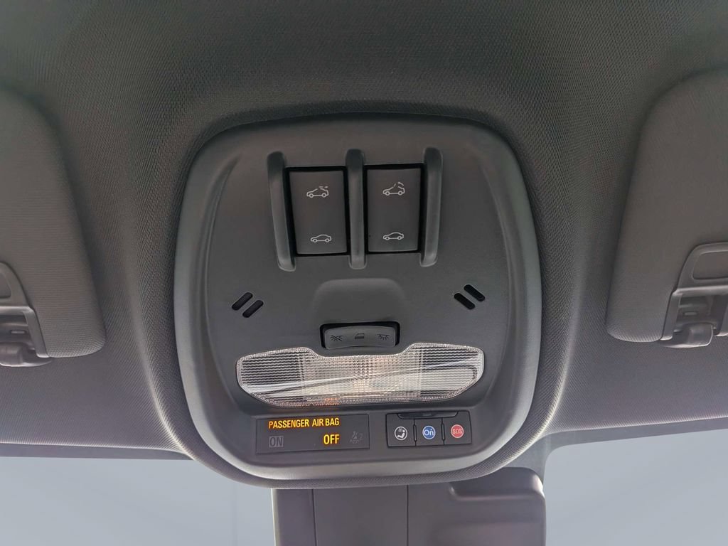 Used 2025 Chevrolet Trax RS w/ Sunroof Package FWD image 27