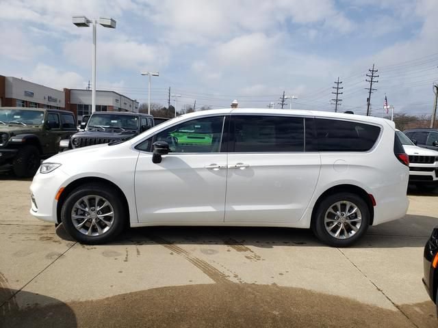 New 2026 Chrysler Pacifica Select AWD/4WD image 3