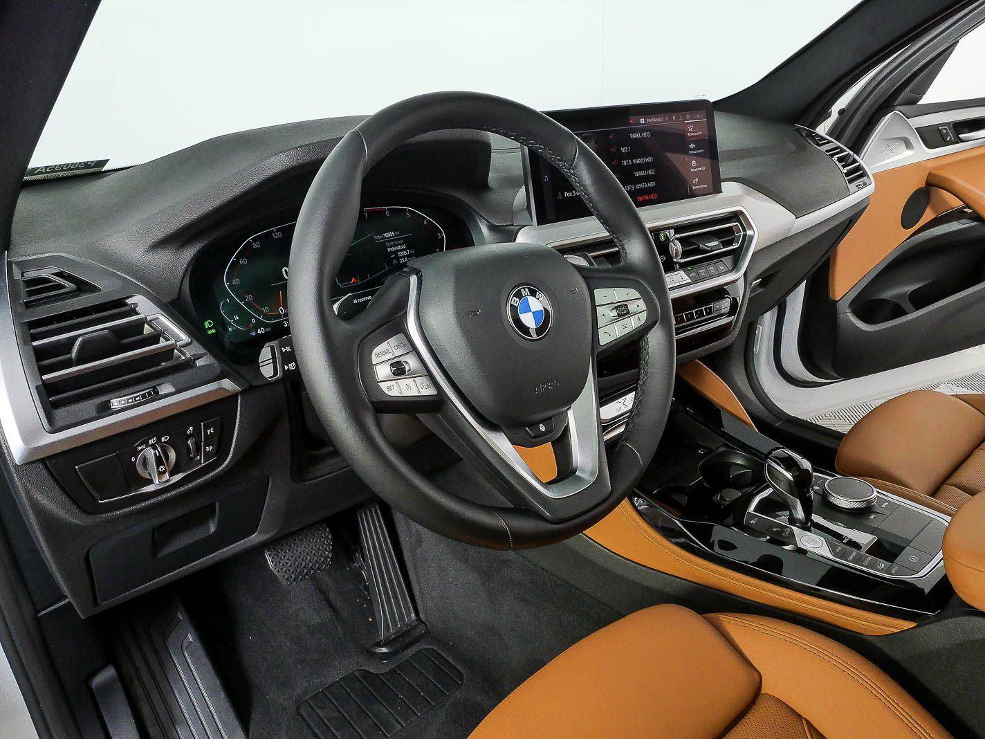 Used 2025 BMW X4 xDrive30i AWD/4WD image 3
