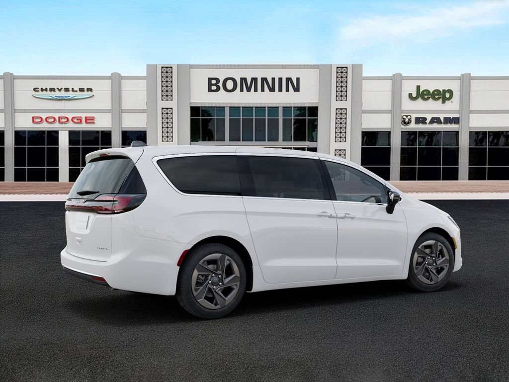 New 2027 Chrysler Pacifica Limited FWD image 4