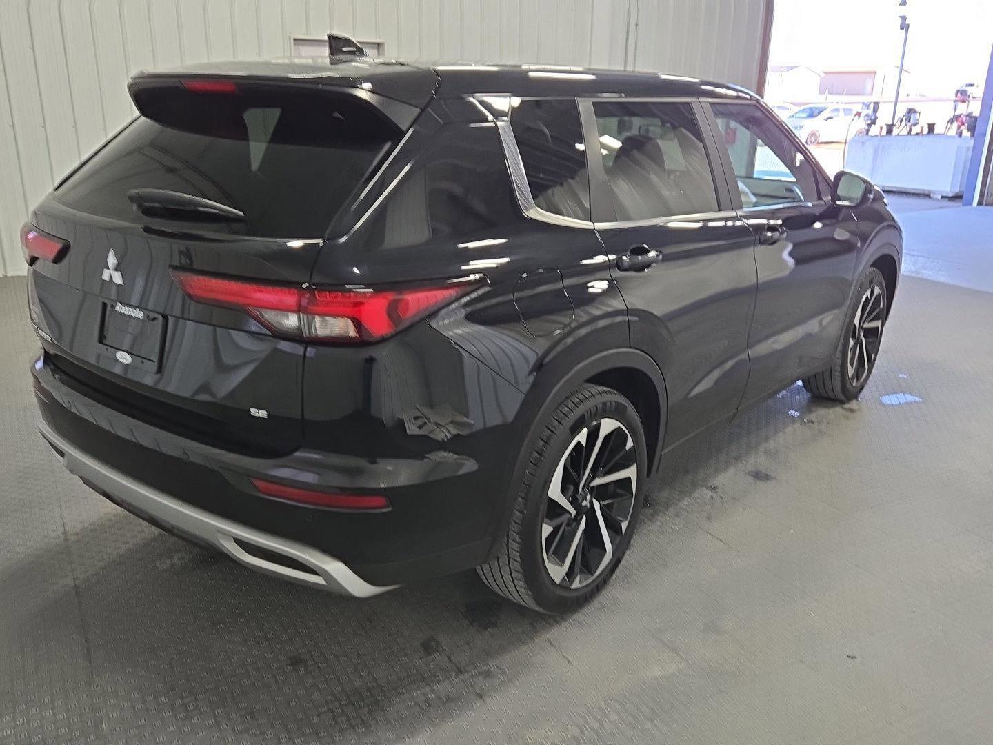 Used 2024 Mitsubishi Outlander SE Black Edition image 8