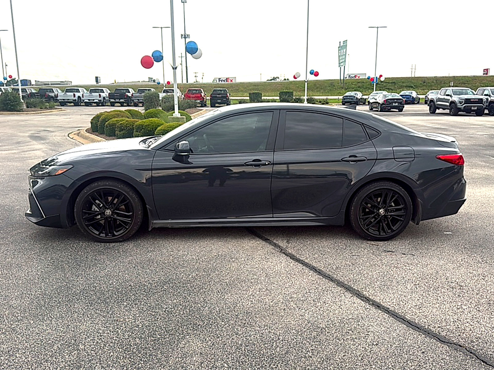 Used 2025 Toyota Camry SE w/ Convenience Package FWD image 4