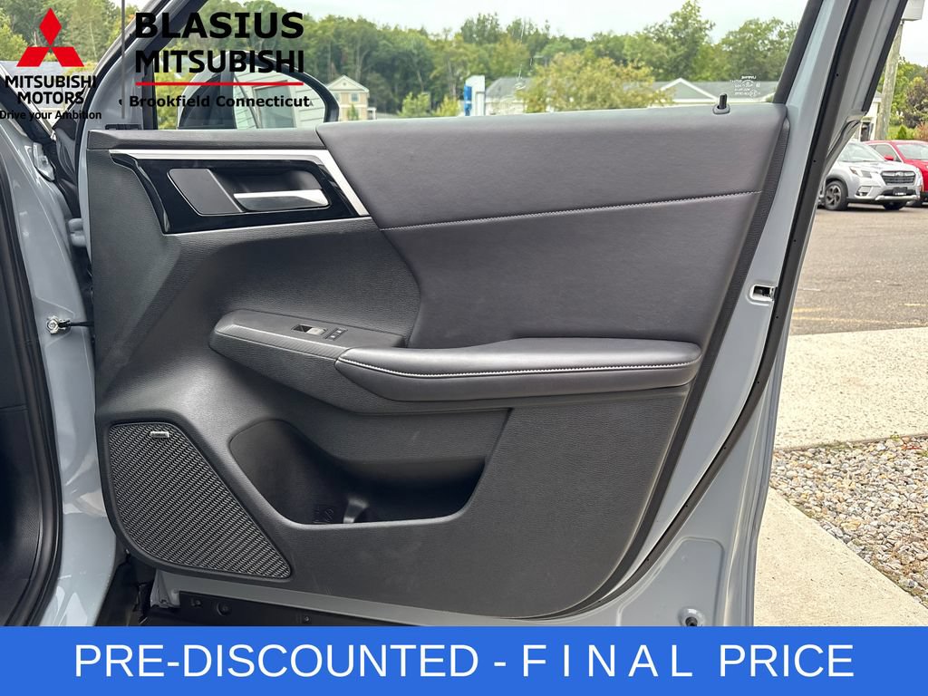 Used 2025 Mitsubishi Outlander AWD image 52