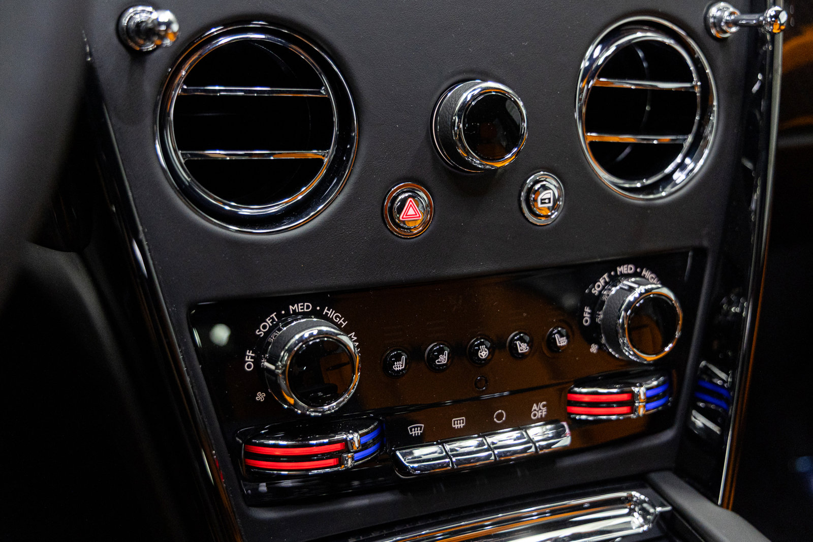 New 2026 Rolls-Royce Cullinan Black Badge image 33
