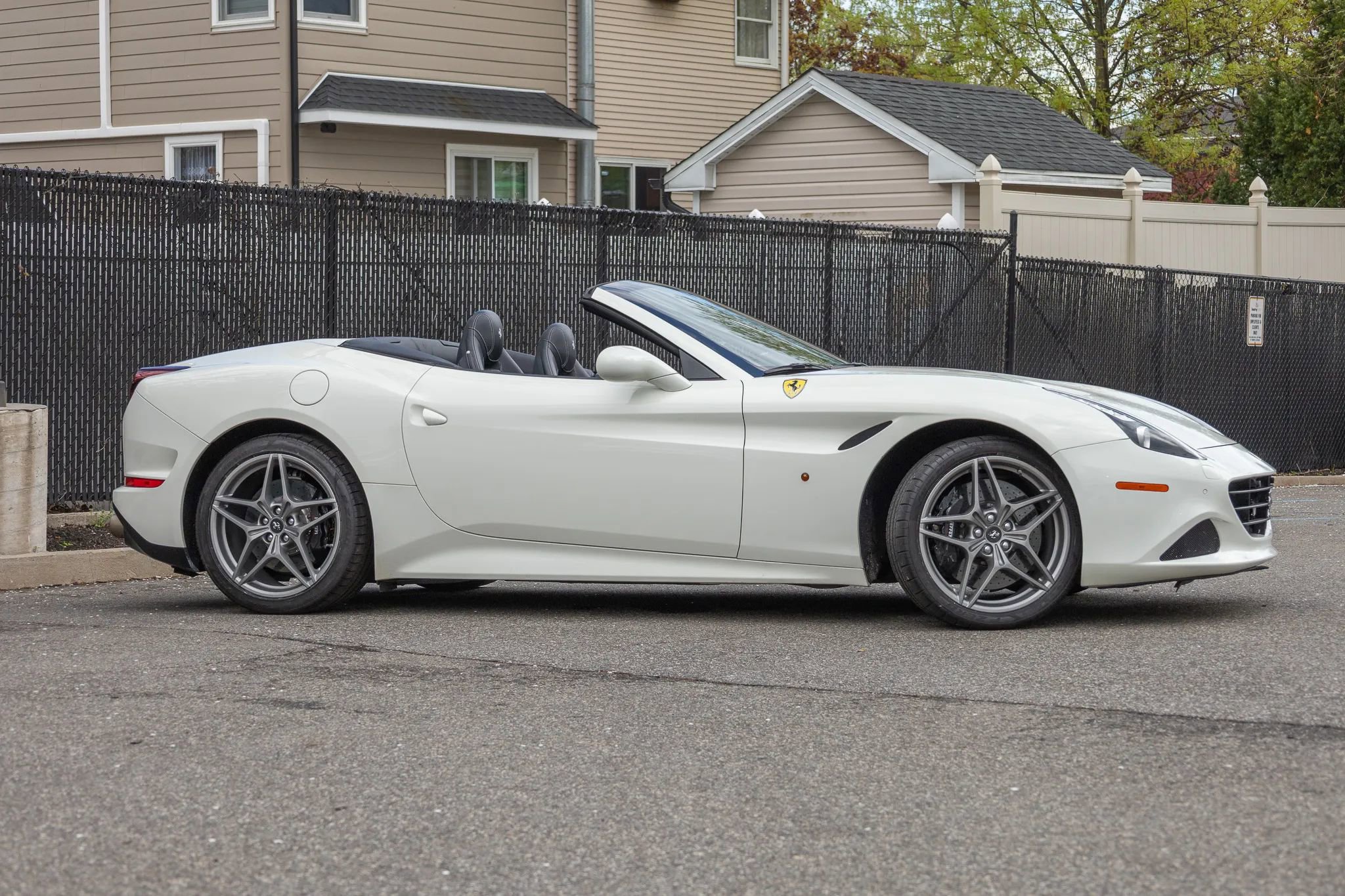 Used 2016 Ferrari California T RWD image 17
