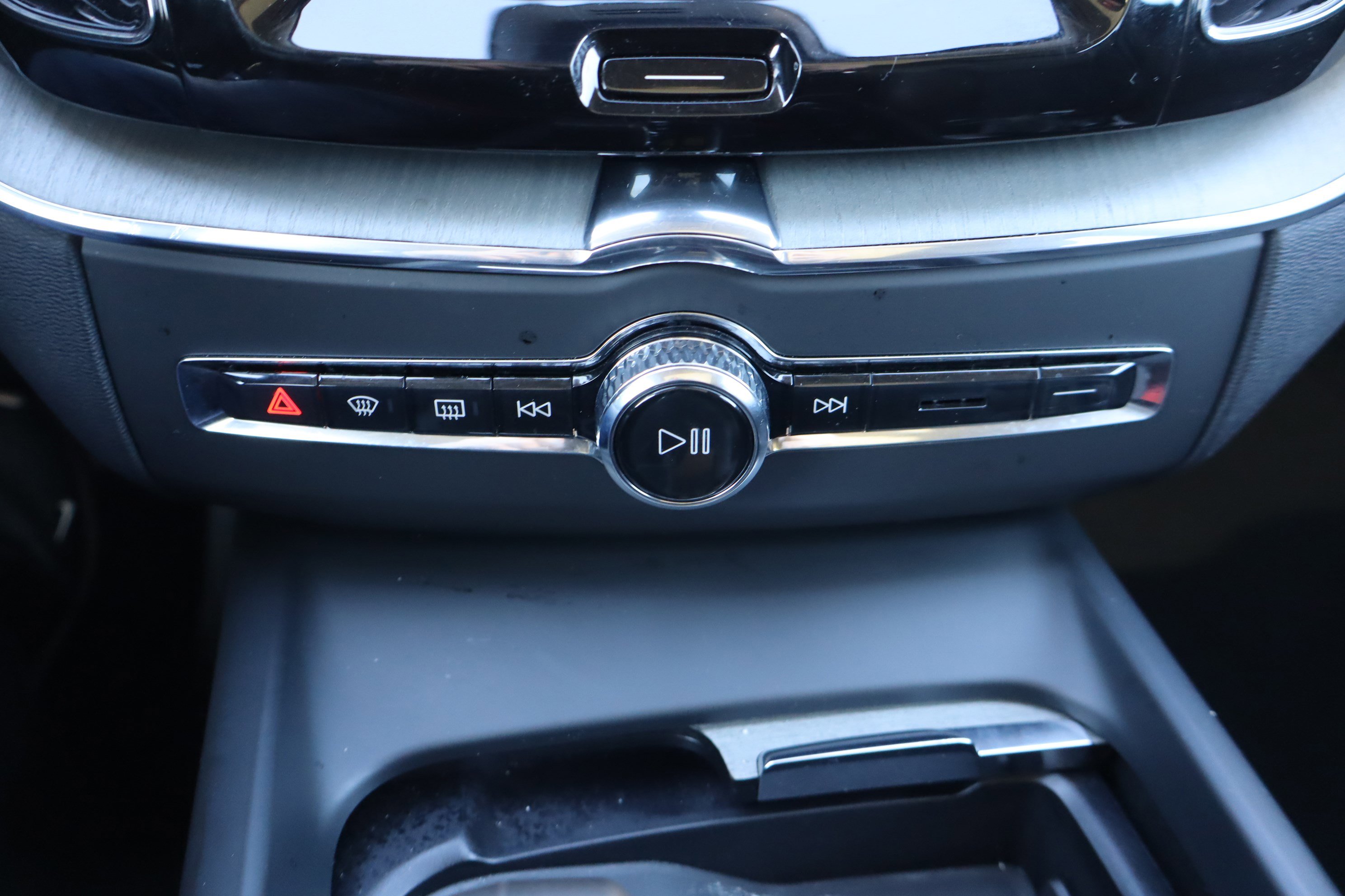 Used 2025 Volvo XC60 B5 Plus image 27