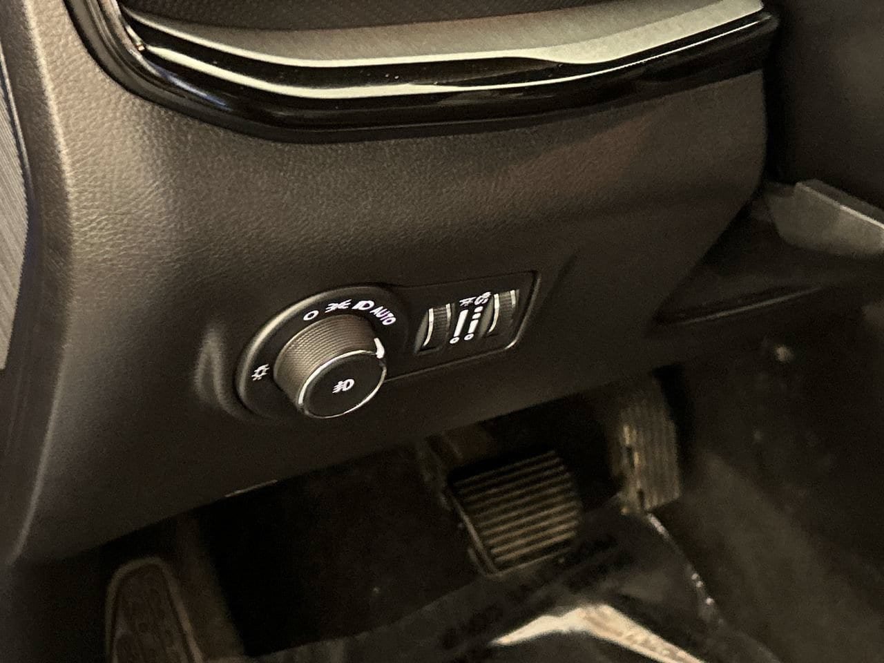 Used 2025 Jeep Compass Trailhawk AWD/4WD image 13