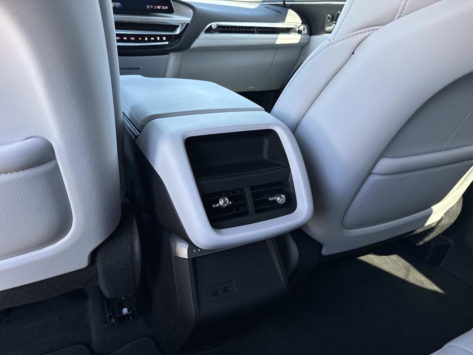 Used 2024 Cadillac Lyriq Luxury image 16