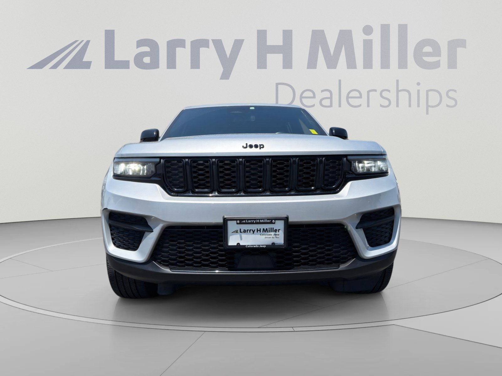 Used 2022 Jeep Grand Cherokee Altitude AWD/4WD image 8
