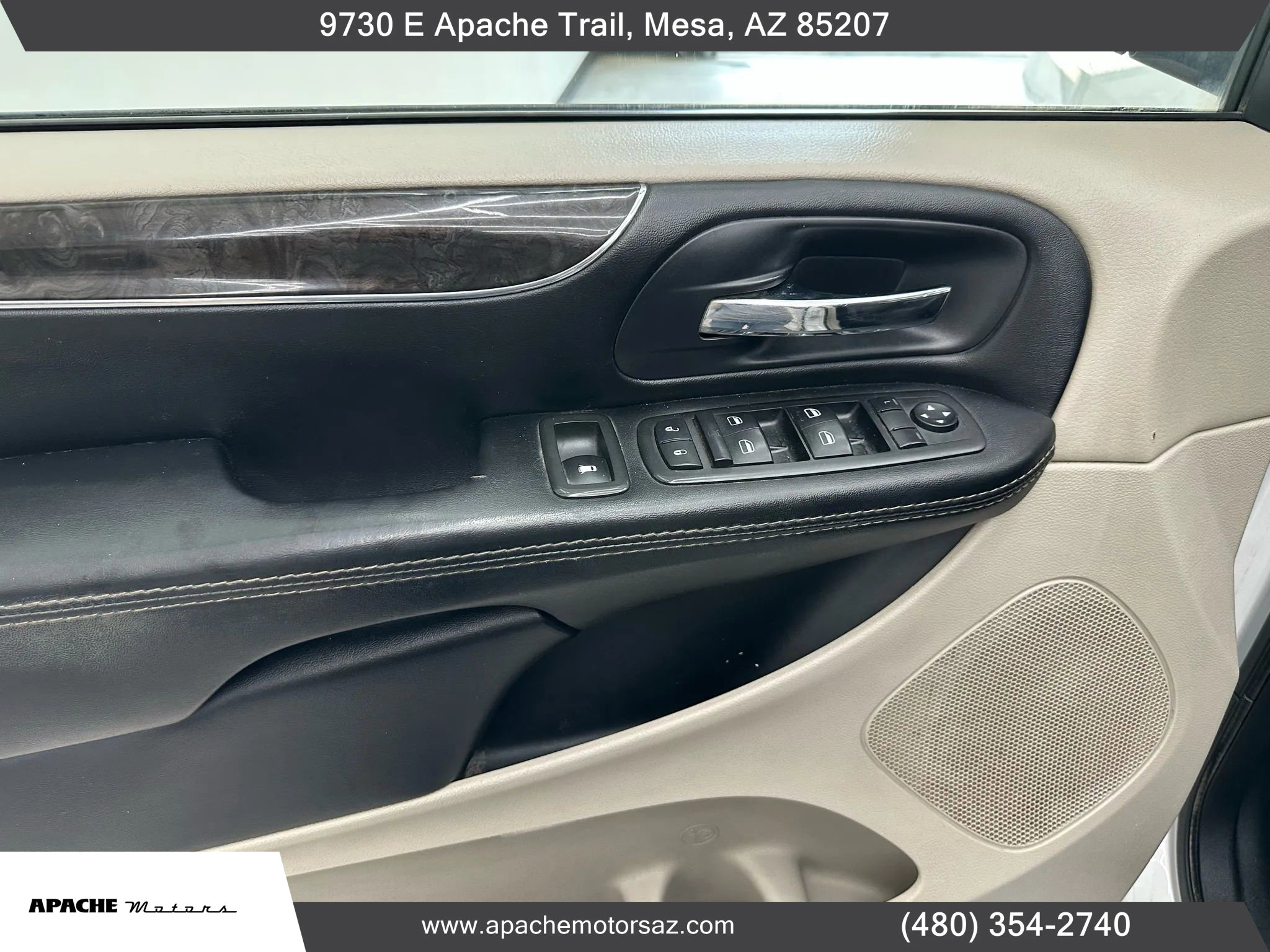 Used 2014 Chrysler Town & Country Touring image 16