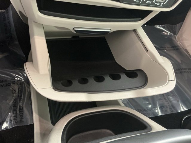 Used 2024 Chrysler Pacifica Touring-L image 35