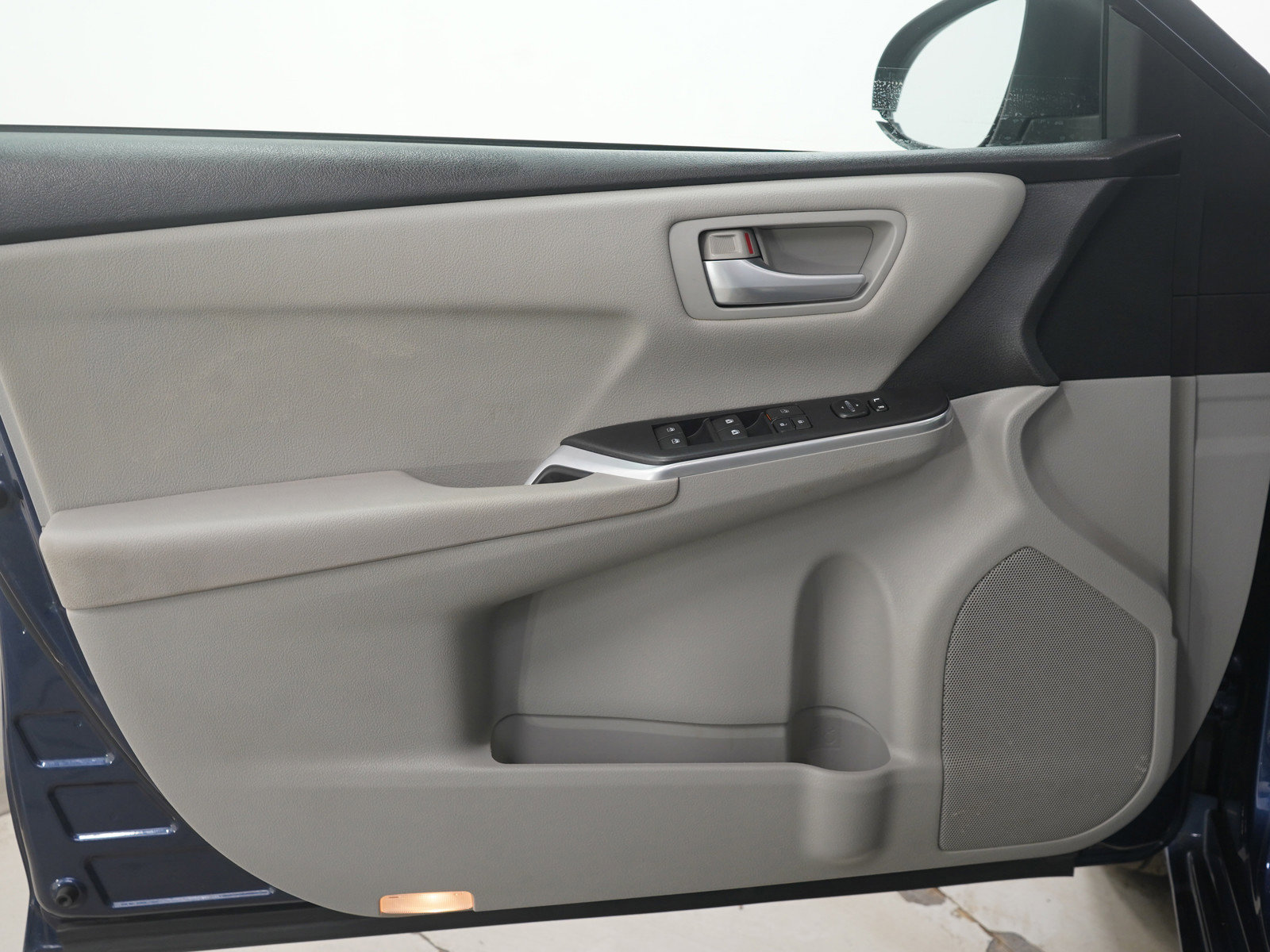 Used 2015 Toyota Camry LE image 19