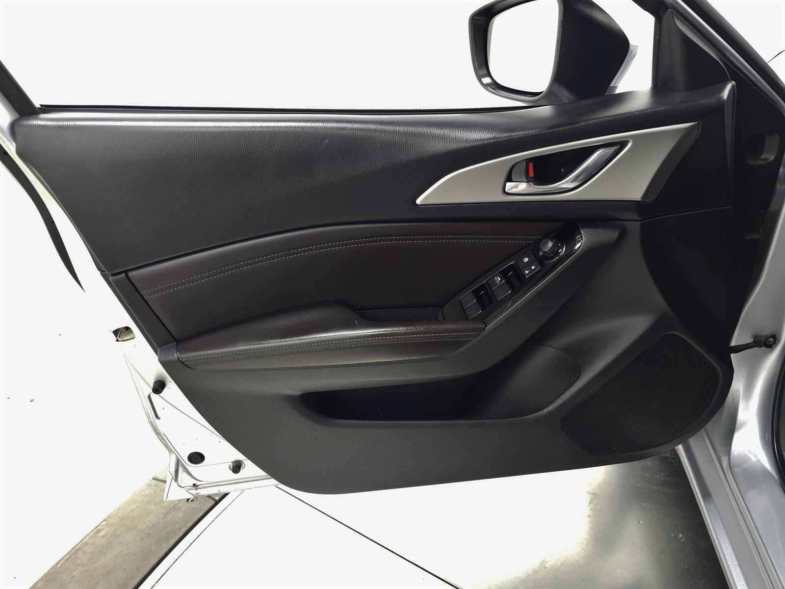 Used 2018 MAZDA MAZDA3 Touring FWD image 11