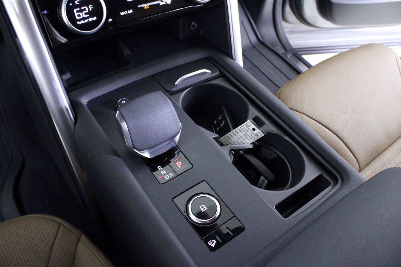 Used 2025 Land Rover Discovery Dynamic SE AWD/4WD image 28