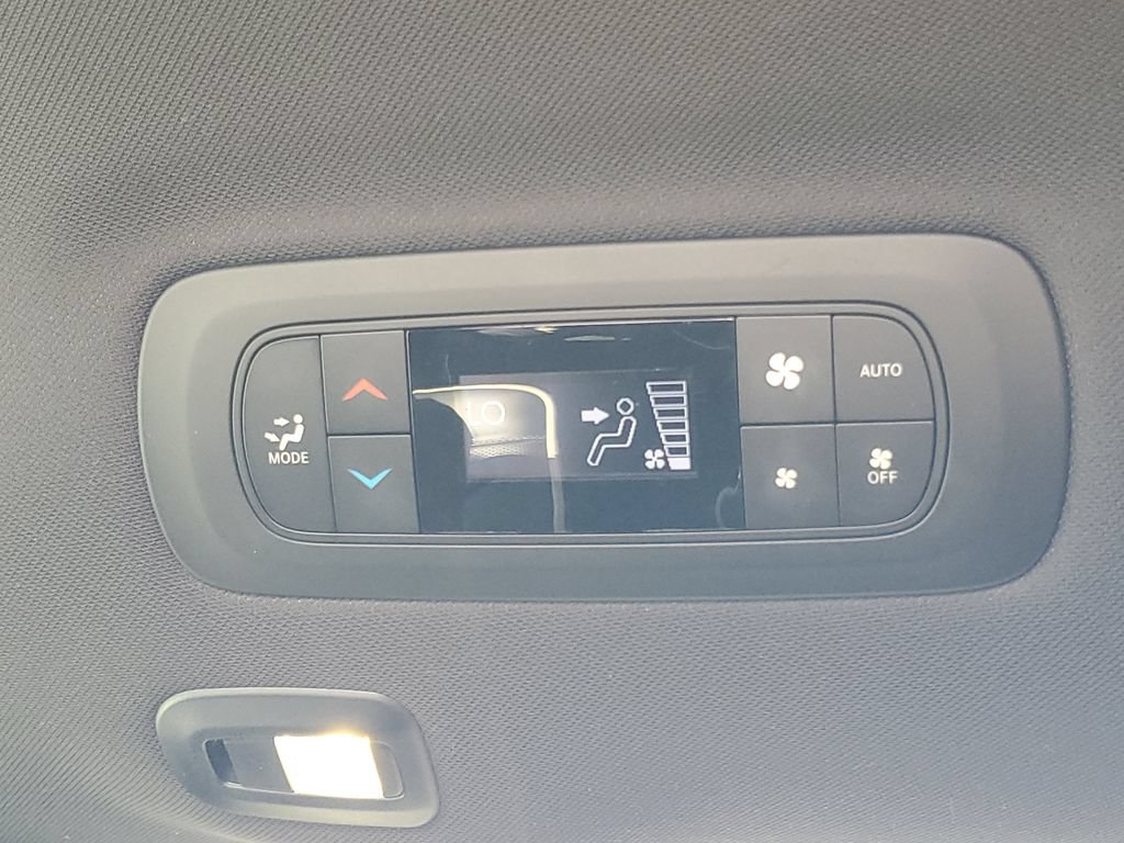 Used 2026 Chrysler Pacifica Limited FWD image 26