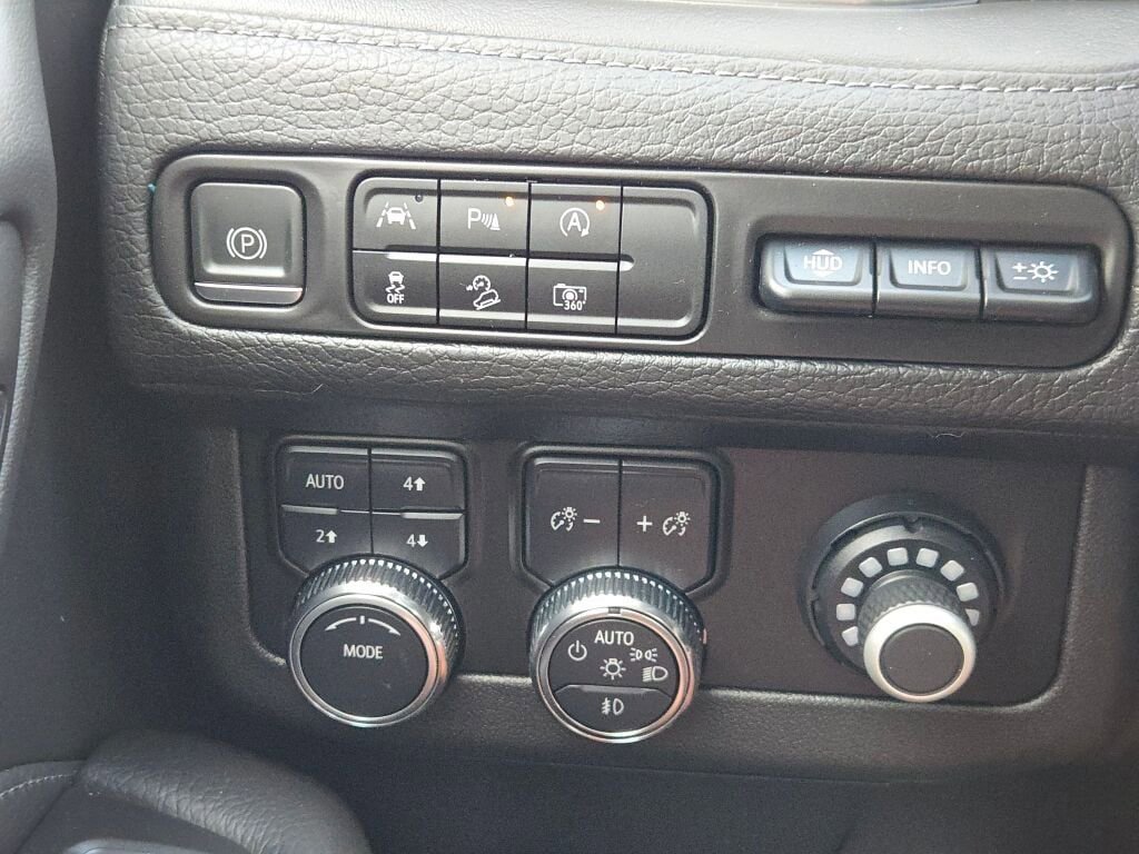 Used 2023 GMC Yukon XL Denali AWD/4WD image 29