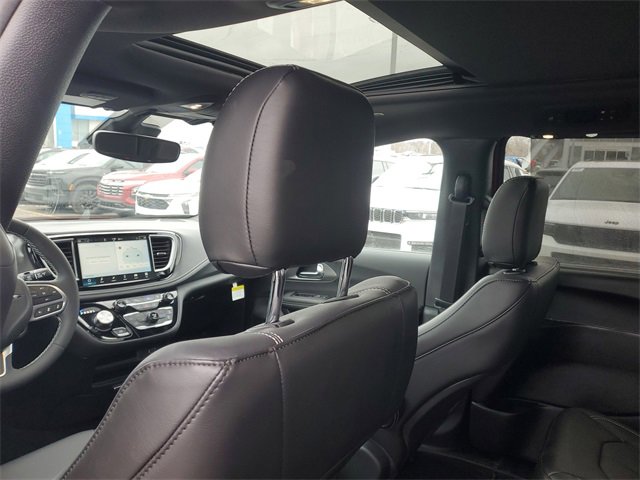 New 2026 Chrysler Pacifica Select image 11