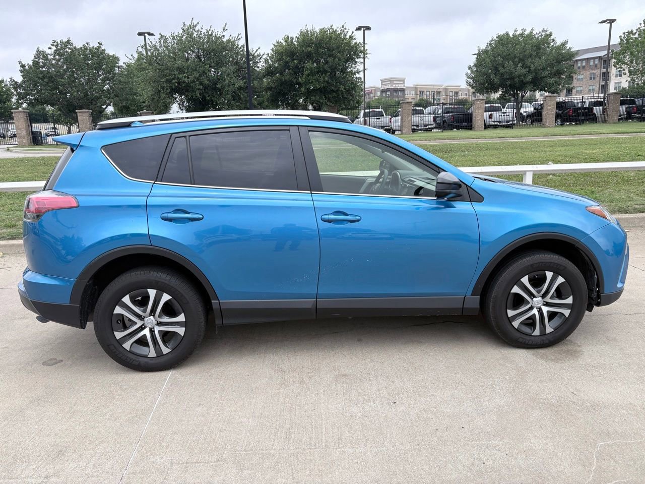 Used 2016 Toyota RAV4 LE FWD image 3