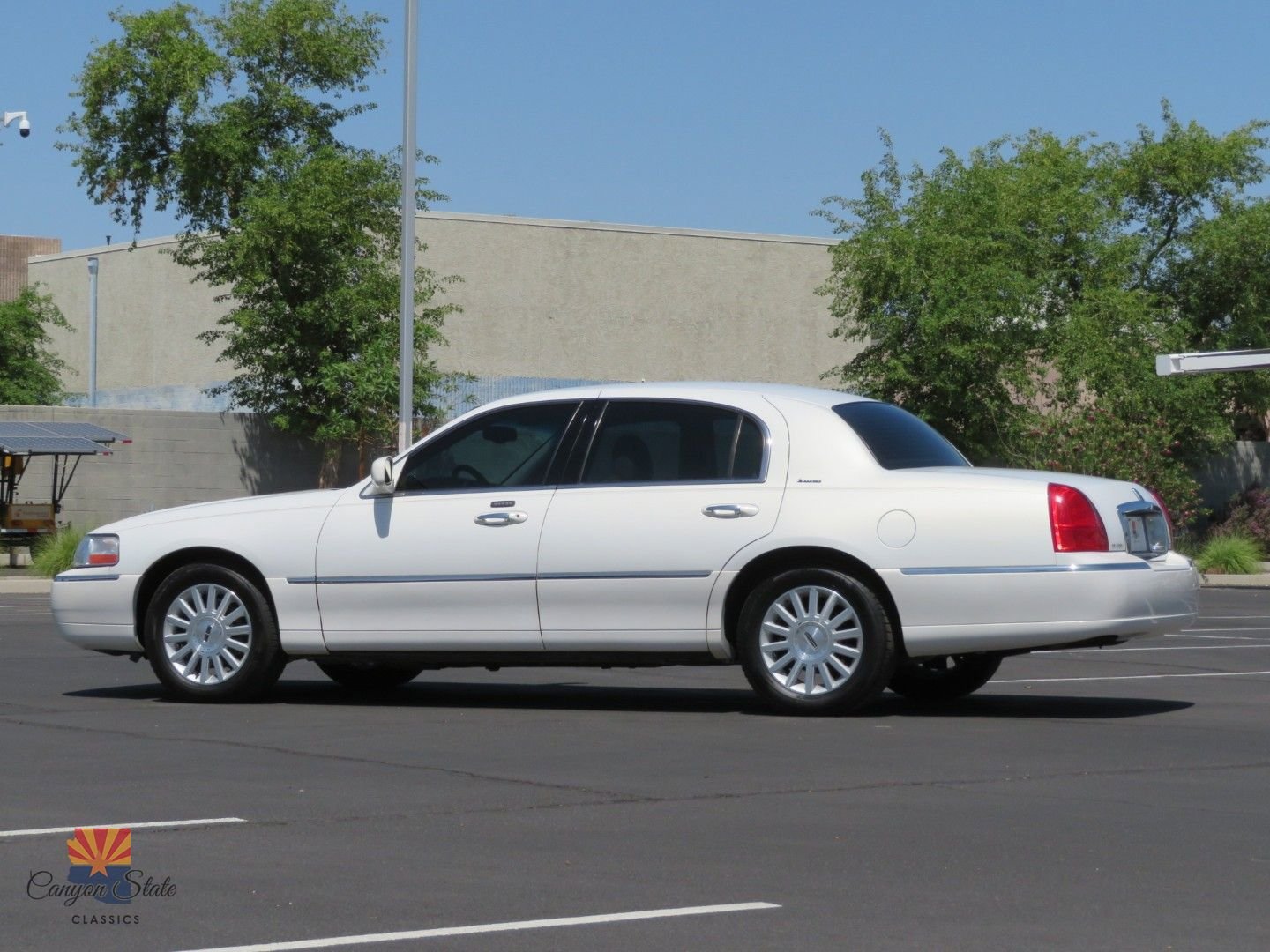 Used 2003 Lincoln Town Car Executive image 10