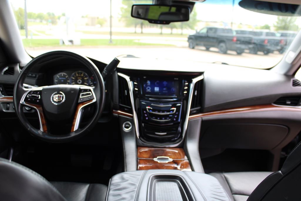 Used 2015 Cadillac Escalade Luxury AWD/4WD image 46