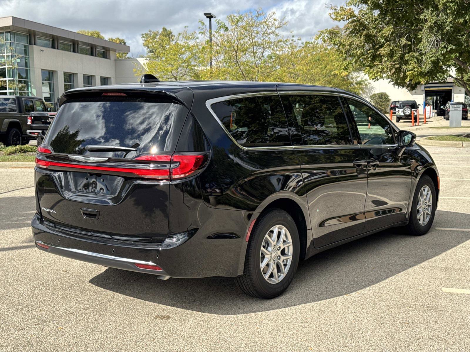 New 2026 Chrysler Pacifica Select image 5