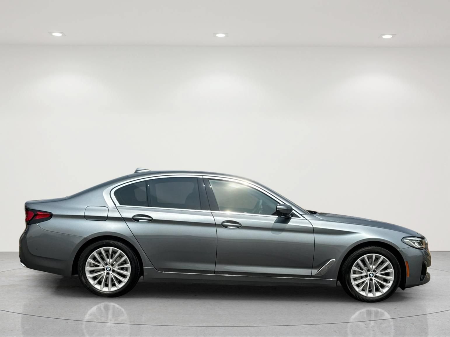 Used 2021 BMW 530e xDrive w/ Premium Package AWD/4WD image 7
