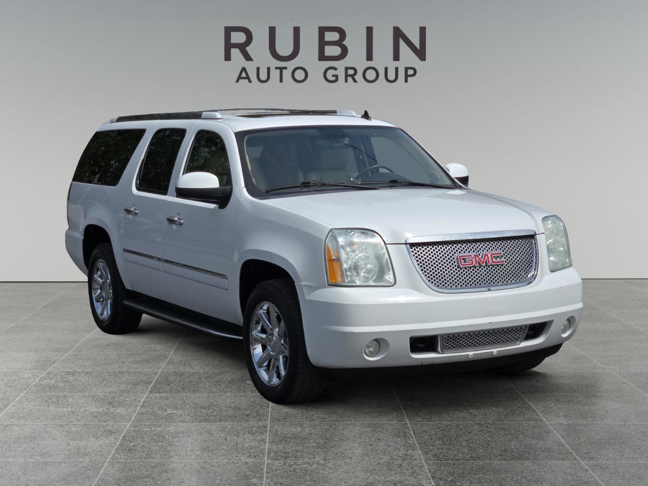 Used 2011 GMC Yukon XL Denali AWD/4WD image 1