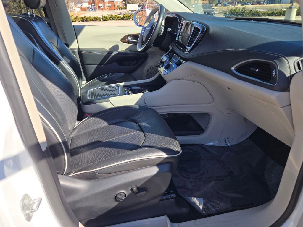 Used 2021 Chrysler Pacifica Limited w/ Uconnect Theater Family Group image 6