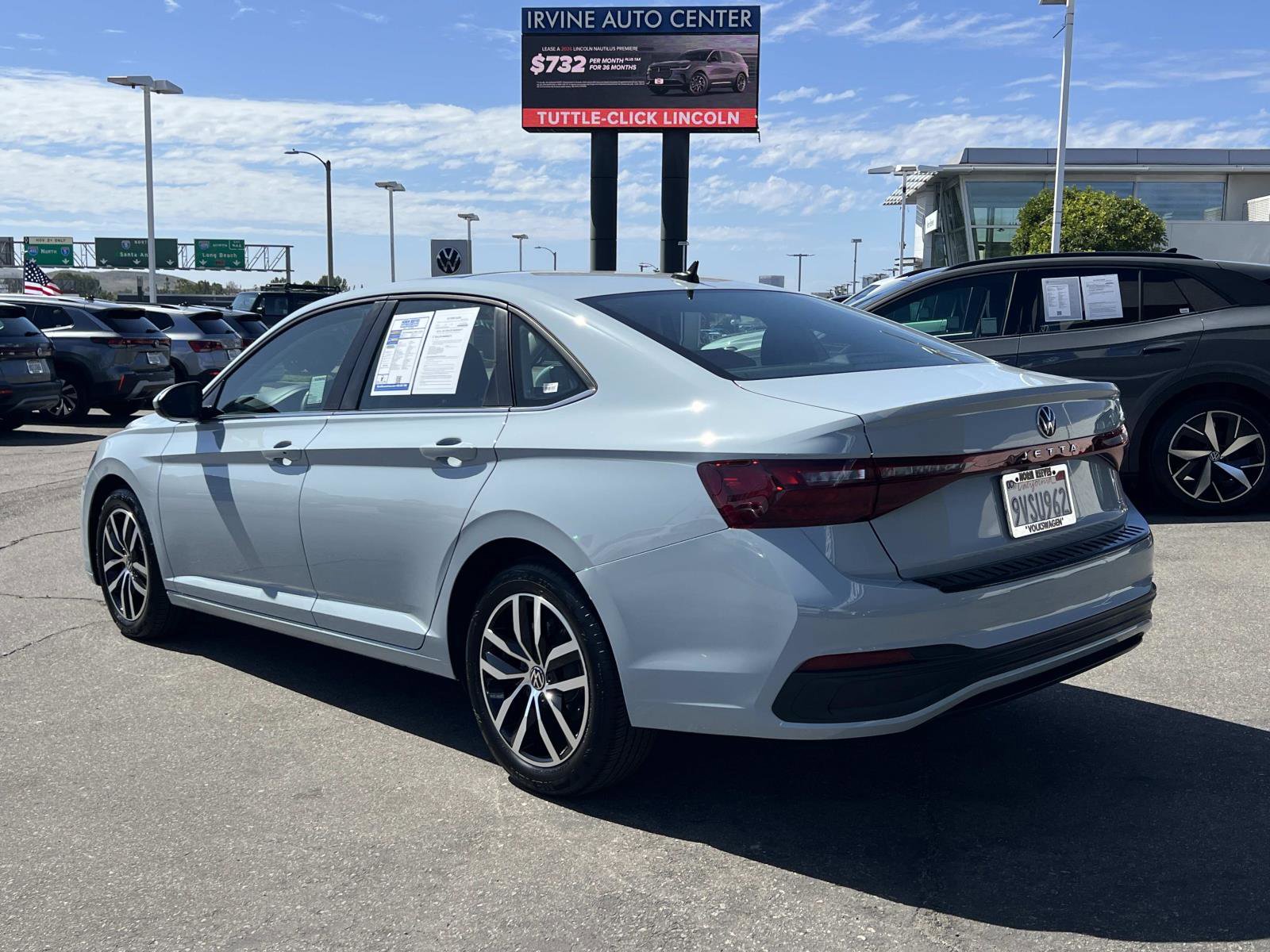 Used 2025 Volkswagen Jetta SE FWD image 3