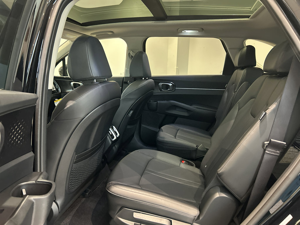 Used 2025 Kia Sorento EX w/ Panoramic Sunroof Package image 18