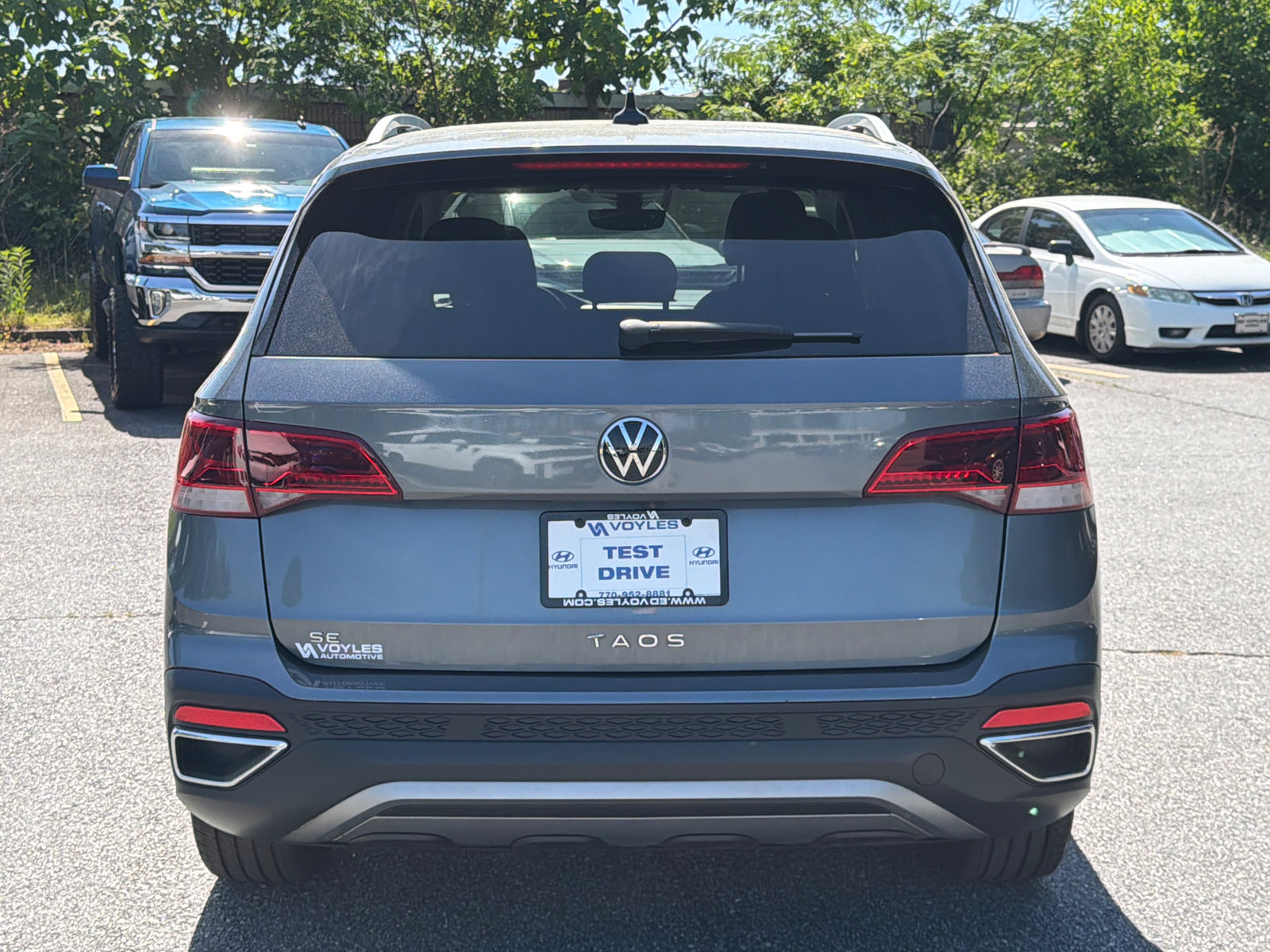 Used 2022 Volkswagen Taos SE w/ Panoramic Sunroof Package image 6