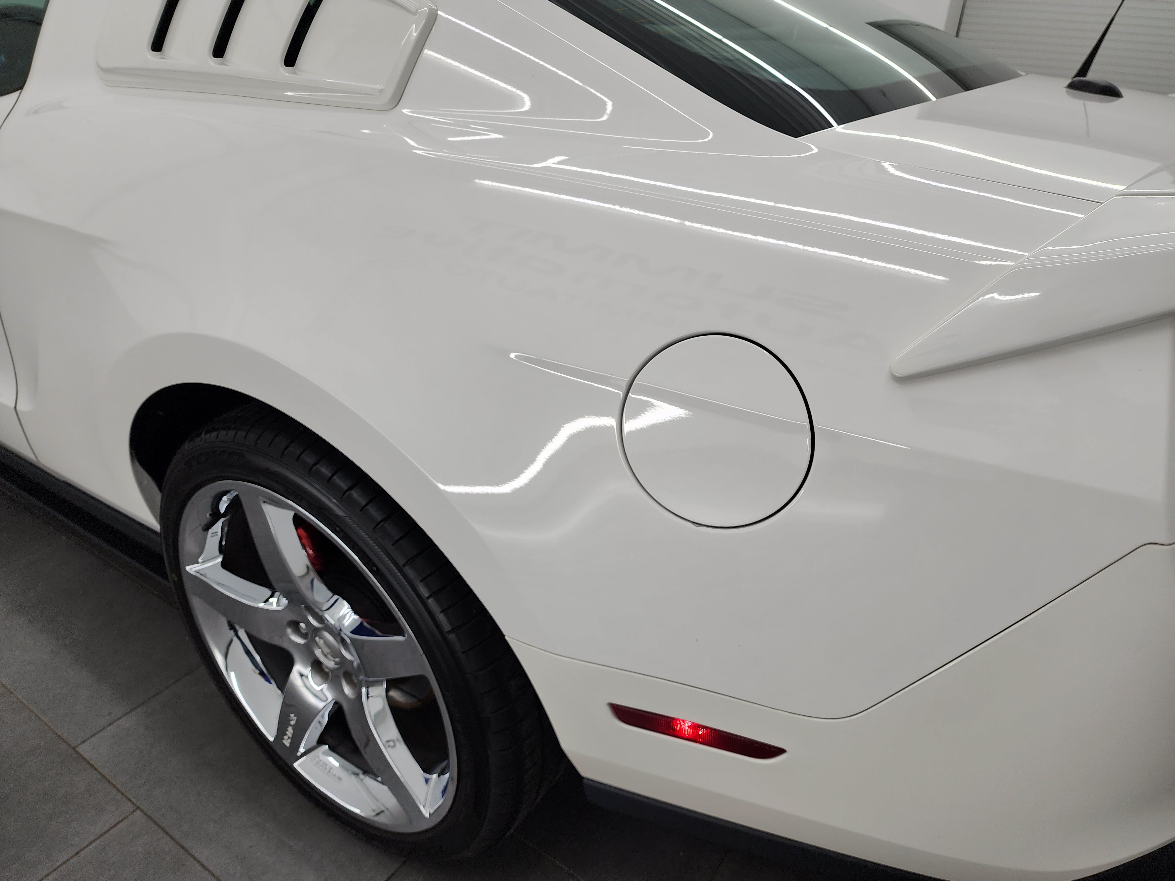 Used 2012 Ford Mustang GT Premium w/ HID Headlamps & Security Pkg RWD image 37