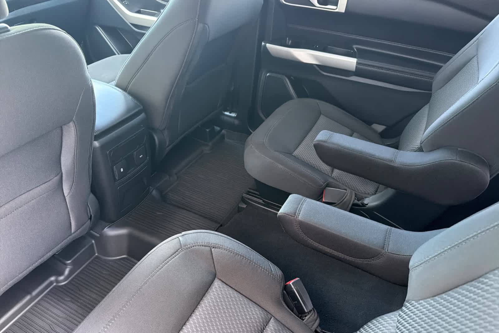 Used 2023 Ford Explorer XLT AWD/4WD image 4