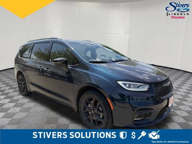 Used 2023 Chrysler Pacifica Limited w/ Uconnect Theater Family Group AWD/4WD image 3