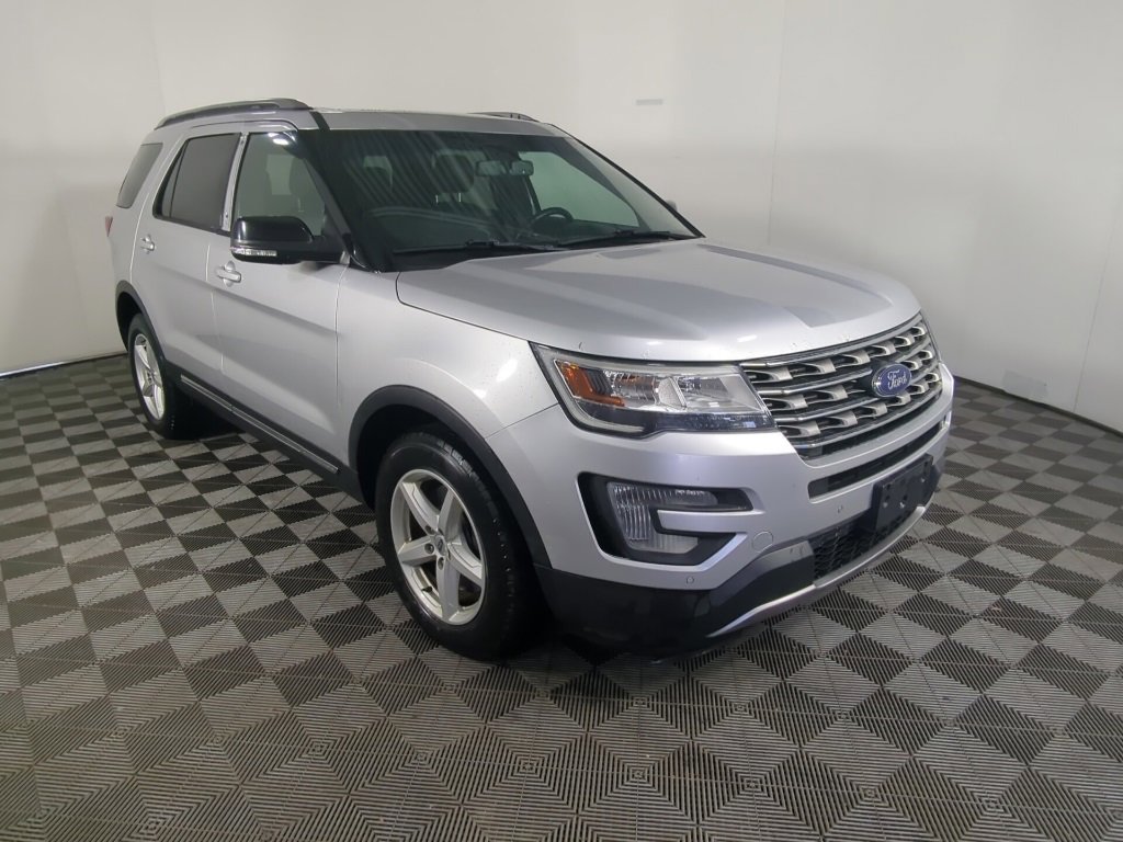 Used 2017 Ford Explorer XLT w/ Equipment Group 202A image 10