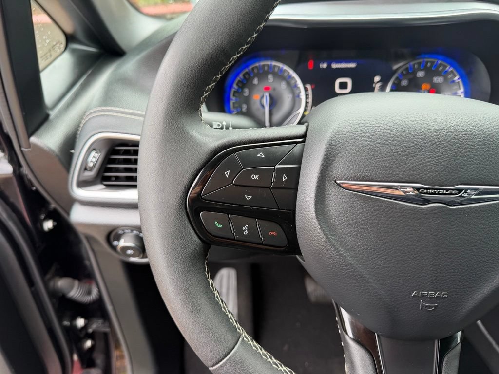 Used 2025 Chrysler Pacifica Limited FWD image 18