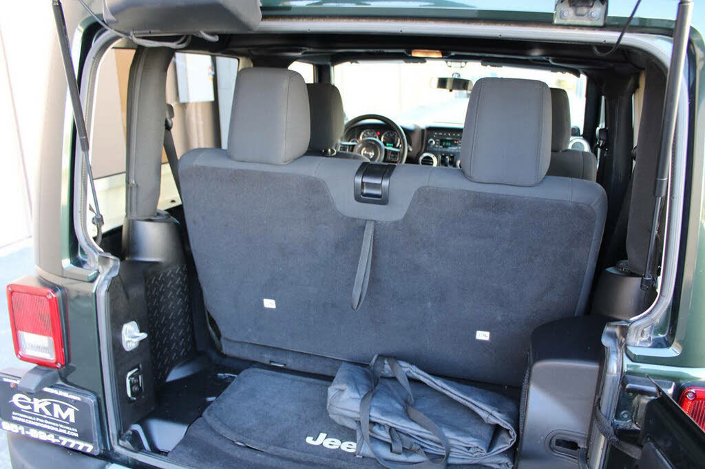 Used 2011 Jeep Wrangler Sahara w/ Connectivity Group AWD/4WD image 70