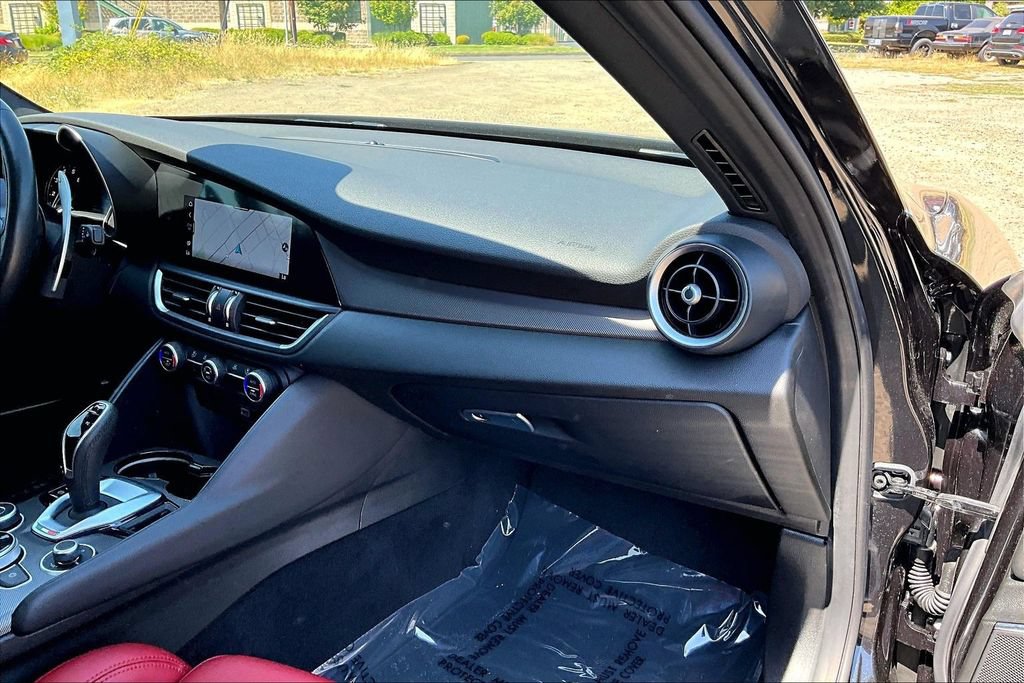 Used 2022 Alfa Romeo Giulia Veloce RWD image 18