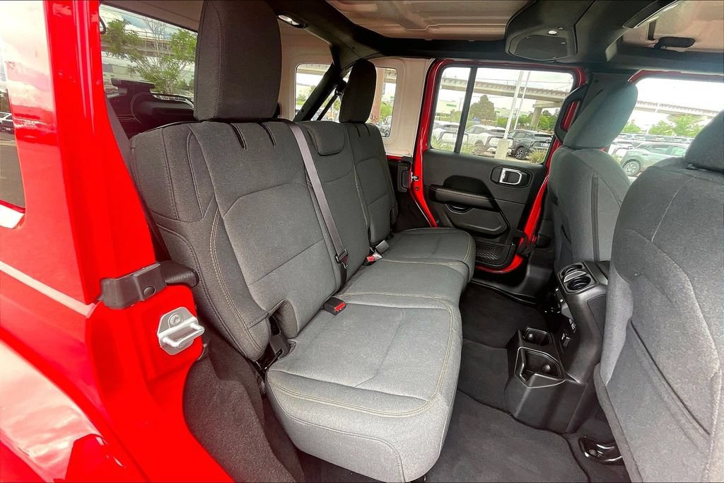Used 2025 Jeep Wrangler Unlimited Sahara AWD/4WD image 26