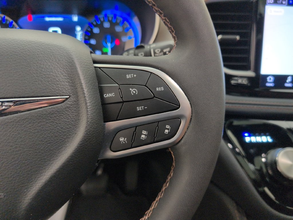 Used 2024 Chrysler Pacifica Pinnacle FWD image 38